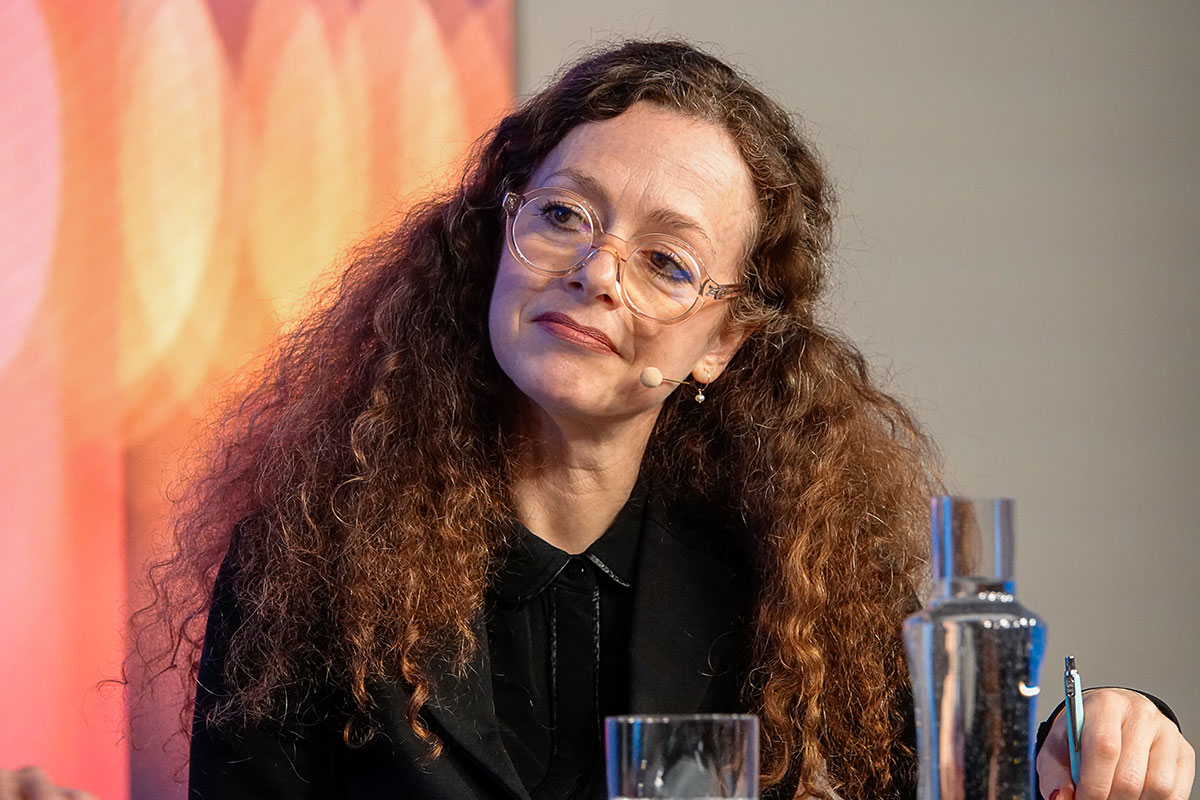 Moderatorin Shelly Kupferberg auf der Bühne des Literaturhauses während des Gespräches von Aleida Assmann und Wilhelm Schmid