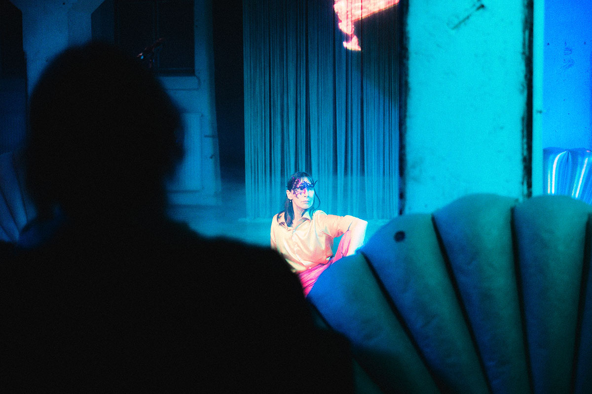 Martina Hefter während ihrer Performance SOFT WAR im PATHOS THEATER inmitten des aufwändigen Bühnenbildes