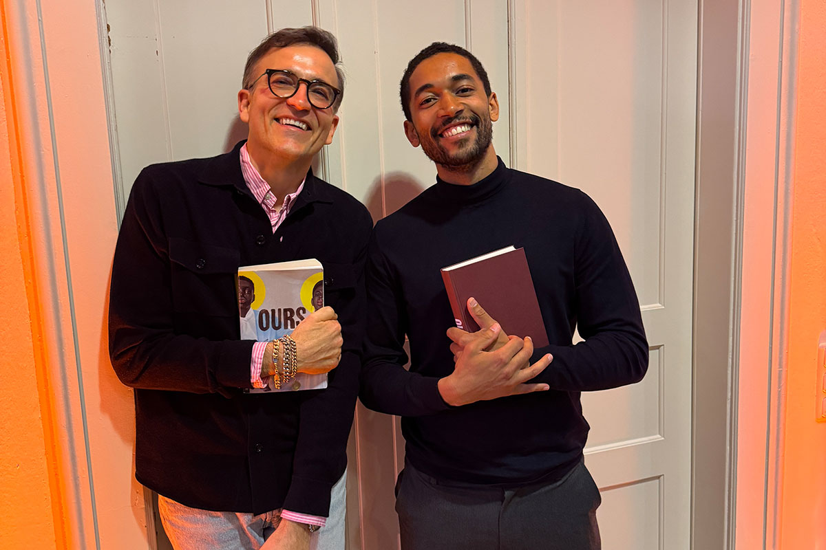 Literaturfest-Kurator Daniel Schreiber steht neben Schauspieler Benito Bause