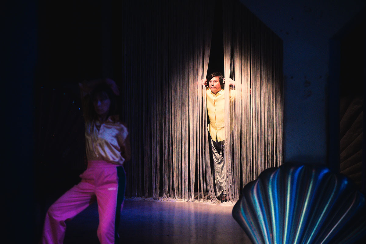 Martina Hefter & Kevin Albancando Tuntaquimba während ihrer Performance SOFT WAR im PATHOS THEATER inmitten des aufwändigen Bühnenbildes