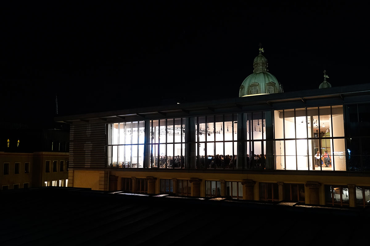 Blick in die Fenster des großen Saales des Literaturhauses bei Nacht