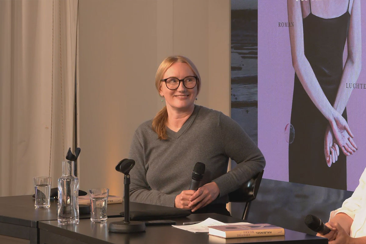 Autorin Kristine Bilkau auf der Bühne des Literaturhauses